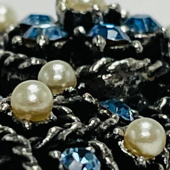 VINTAGE CORO twisted metal flower, blue rhinestone, and pearl brooch. - Picture 4 of 6